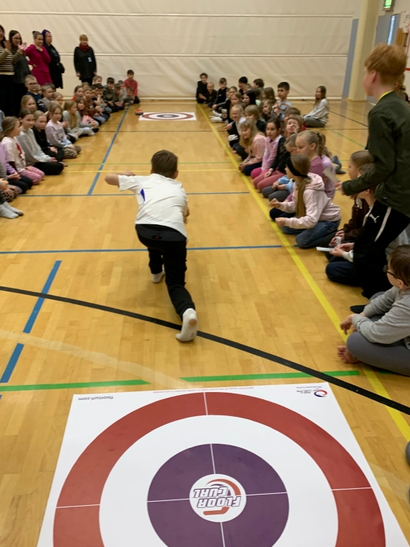 curlingia liikuntasalissa