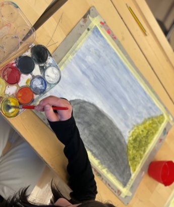 oppilas tekee vesivärimaalausta