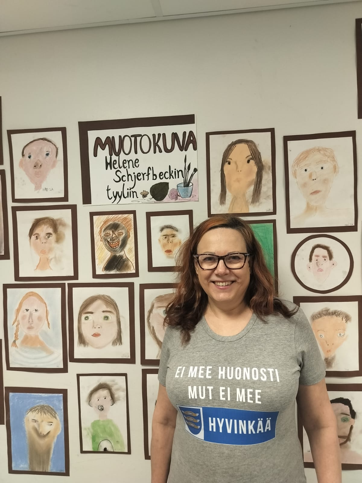 opettaja oppilastöiden edessä