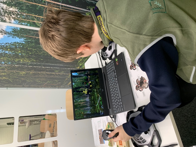 oppilas tekemässä yrittämiseen liittyvää tehtävää