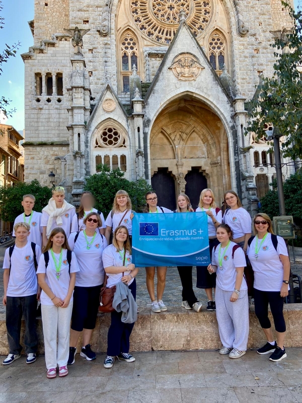 oppilaita kirkon edessä