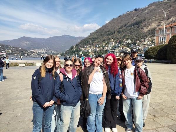 ryhmäkuva aurinkoisella rannalla