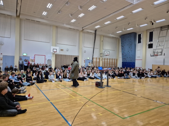 Kuva oppilaista kuuntelemassa Hassan Maikalia