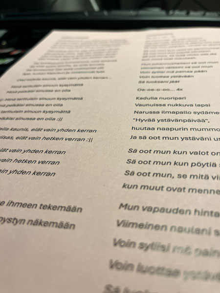 Kuvituskuva, laulujen sanoja paperilla