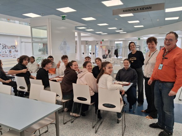 ryhmäkuva opettajista ja oppilaista ruokalassa