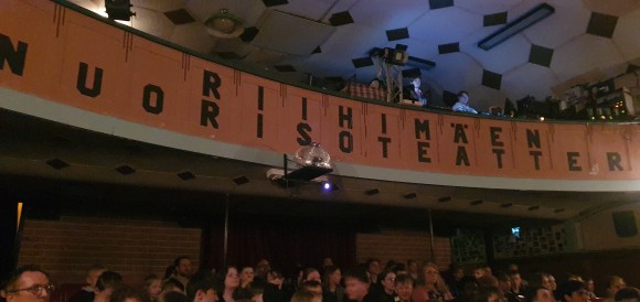 tekniikkaa teatterin parvella ja yleisöä