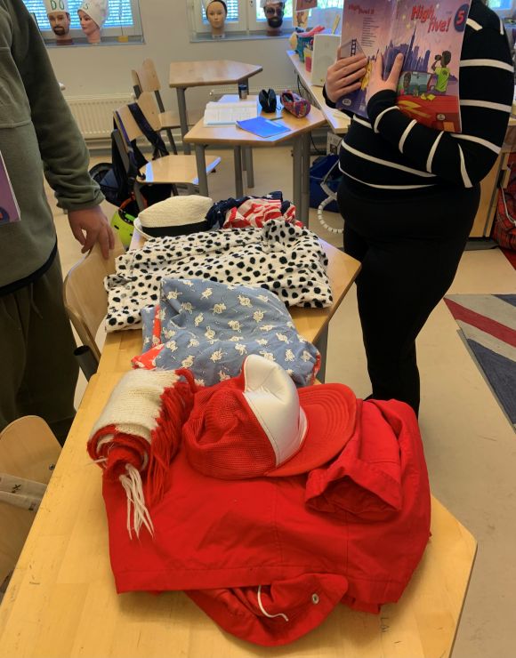 kirpputoripöytä tavaroineen