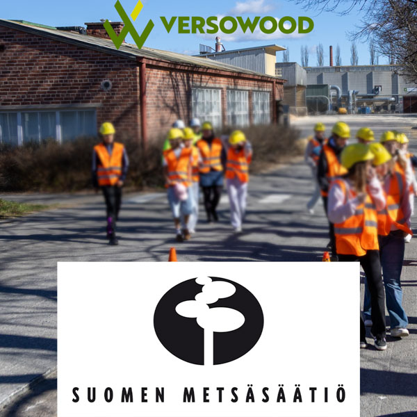 Oppilaita kävelemässä Versowoodin sahalla. Kuvassa näkyy Metsäsäätiön ja Versowoodin logot.