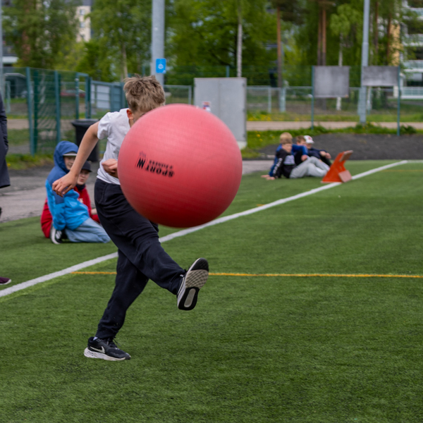 Oppilas pelaamassa norsupalloa Kankurin liikuntapuistossa