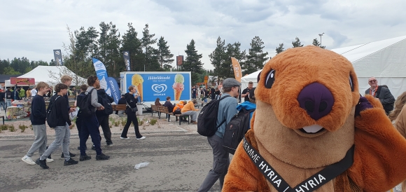oravamaskotti ja oppilaita