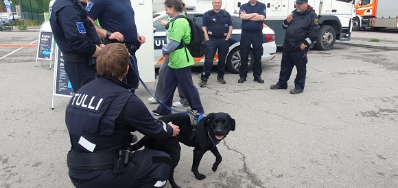 poliiseja ja poliisikoira