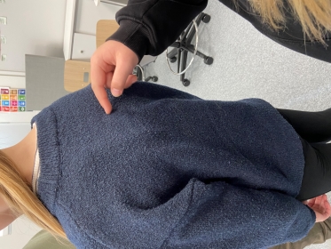 sormella piirretään kuvaa toisen selkään
