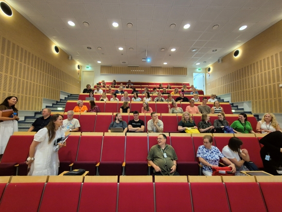 Tapainlinnan opettajia kokoontumassa auditorioon