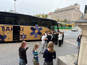 oppilaita nousemassa linja-autoon