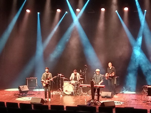 rocktehtaan bändi lavalla