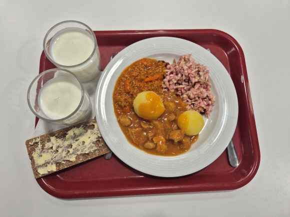 tarjotin jossa ruoka-annos, leipää ja maitoa