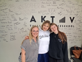 oppilaita ja opettaja