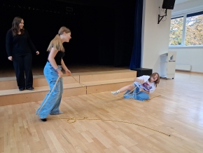 oppilaita ilmaisutaidon harjoitusta tekemässä