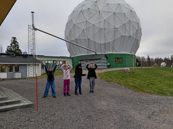 oppilaita observatorion pihalla