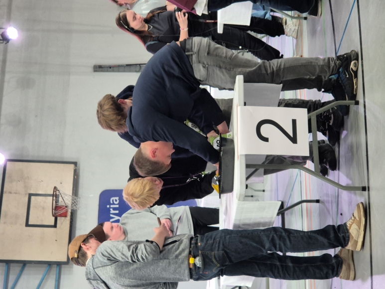 oppilaat ratkomassa tehtäviä