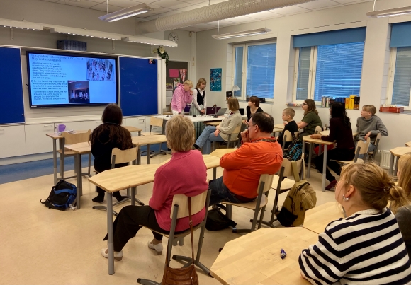 koulun esittelyä vieraille