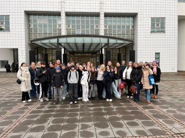 Oppilaat Kansallisoopperan pääoven edessä.