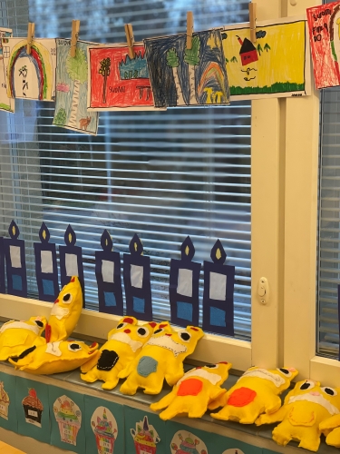 1-luokan askarreltuja itsenäisyyspäivän kynttilöitä ikkunassa