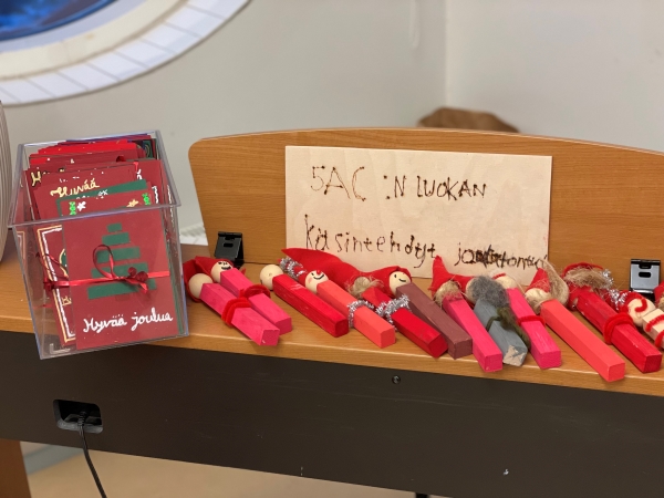 Viidesluokkalaisten askartelemia tonttuja ja kortteja myyjäisiin.