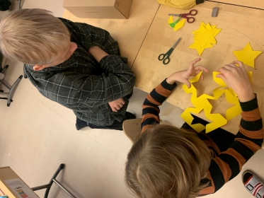 oppilaita askartelemassa