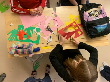 oppilaita askartelemassa