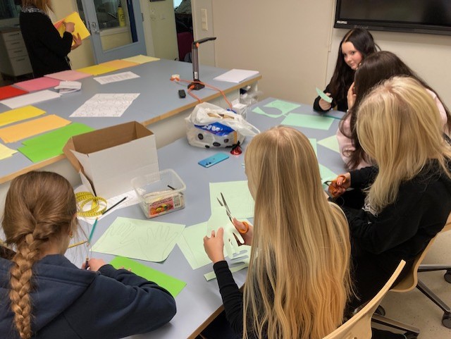 oppilaita pöydän ääressä askartelemassa