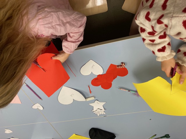 väripapereita ja askartelutarvikkeita