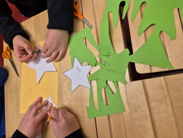 askartelua ja askarteluvälineitä