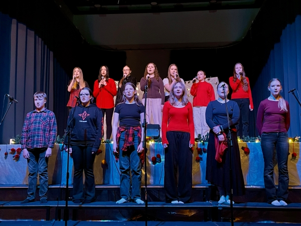 Joulujuhlassa musiikkiluokkalaisten lauluesitys