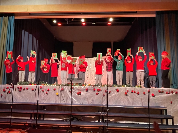 Joulujuhlassa pieniä tonttuja