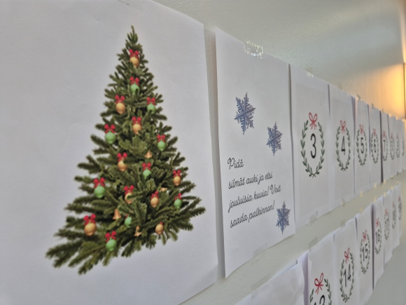 joulukalenteri aulan seinällä