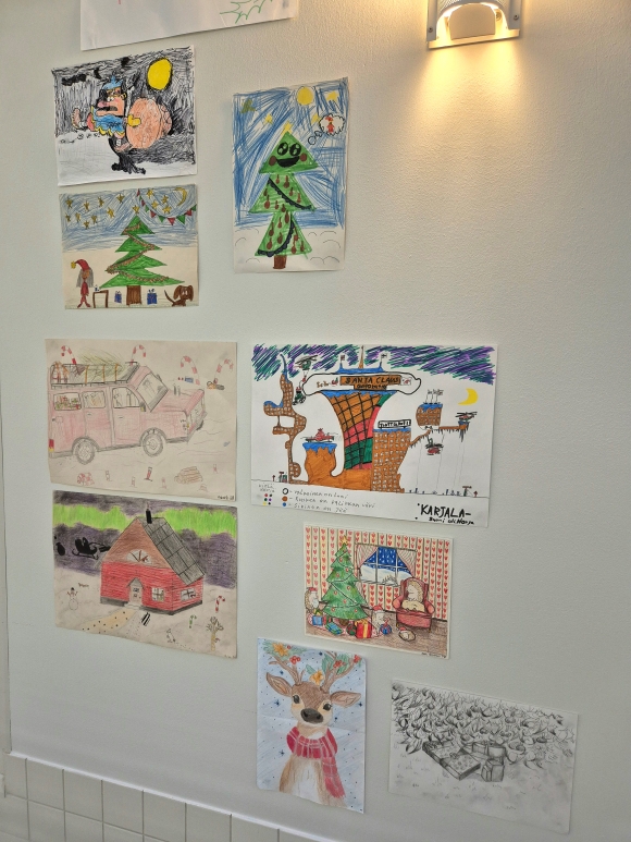 piirustuskilpailun voittajia seinällä