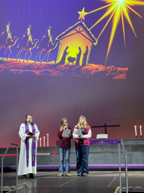 Joulukirkossa oppilaat lukemassa