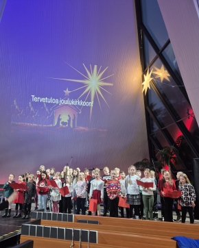 Joulukirkossa lapsia laulamassa