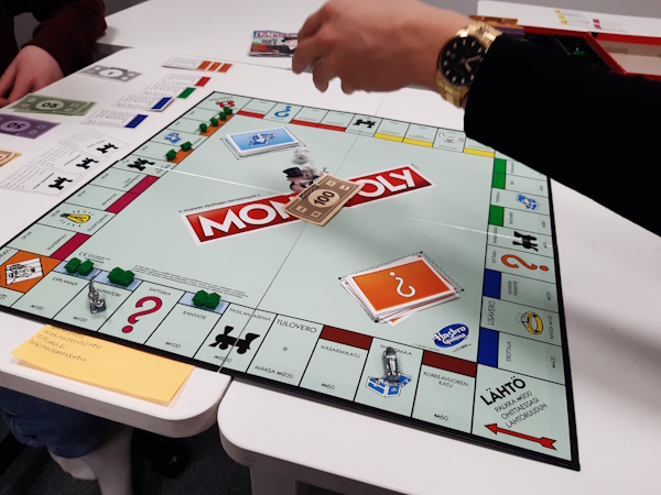 Oppilaat pelaavat Monopolia.