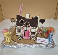 Pinkie Pien karkkikuppila piparkakkutalo