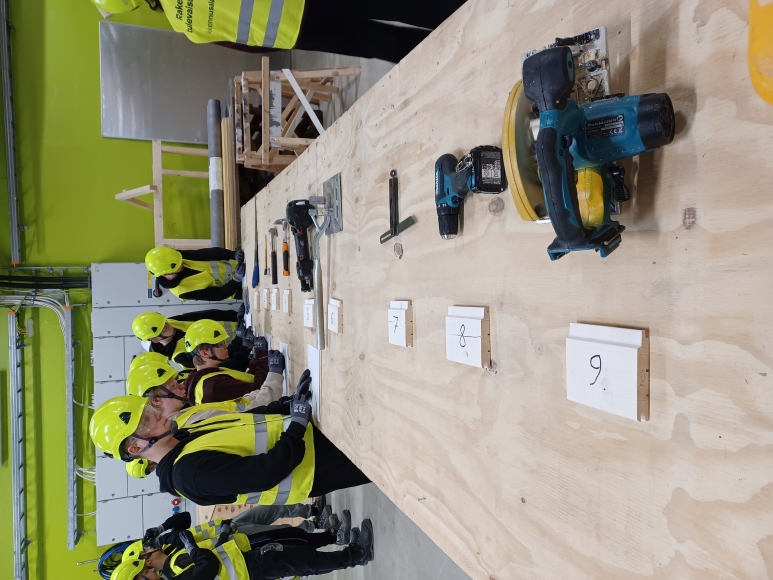 oppilaat tunnistamassa työvälineitä