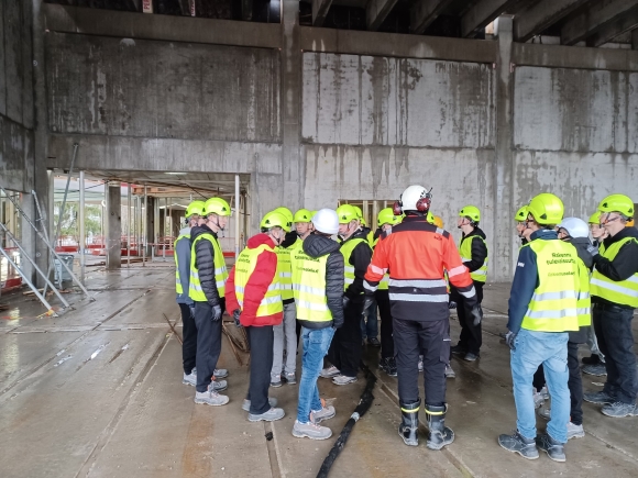 oppilaita rakennuksella