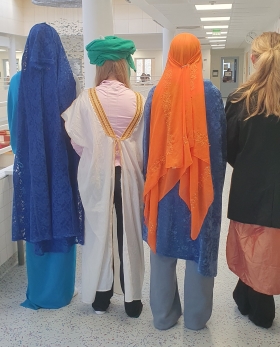 oppilaita värikkäissä rooliasuissa