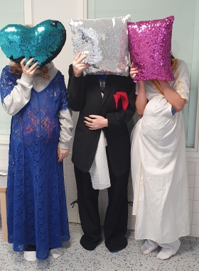 oppilaita värikkäissä rooliasuissa