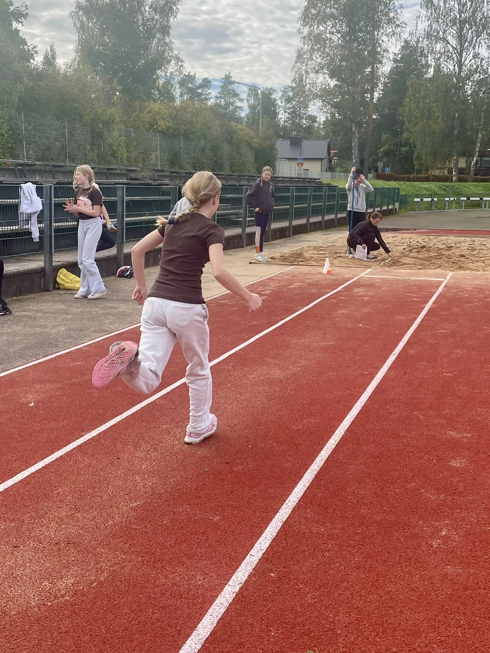 Yleisurheilukisoissa pituushyppyä