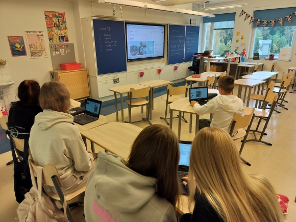 oppilaita luokassa tekemässä tehtäviä