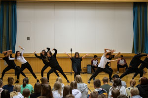 M18-tanssiryhmä tanssii koulun salissa