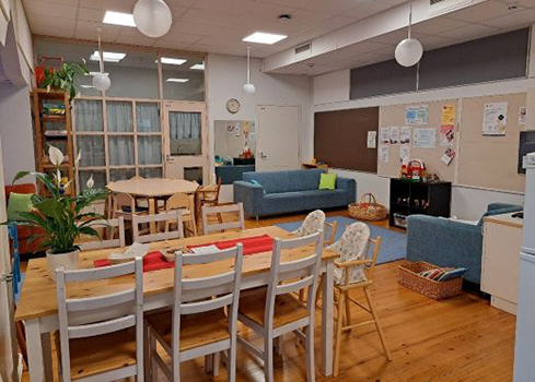 kuva 2 iso huone keittiöstä päin kopio.jpg