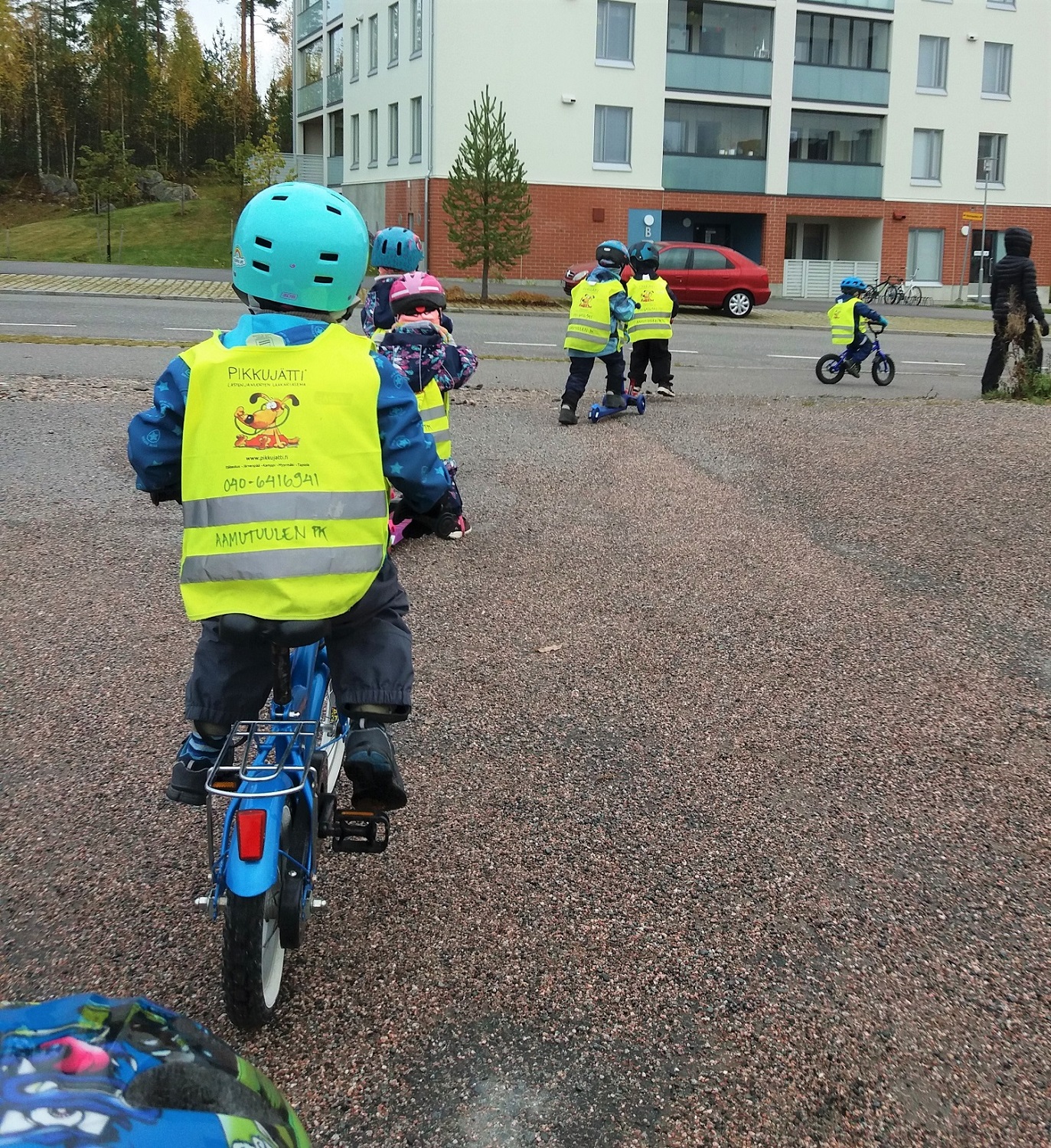 Aamutuulen päiväkoti ulkoilee